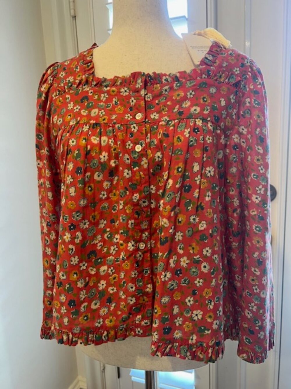 Doen Brand Floral Top with bell Sleeves and tiny edge ruffle, Size Medium